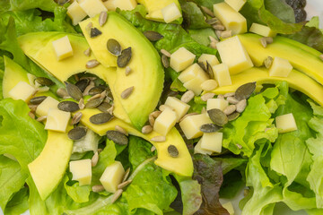salade composée, en gros plan, dans une assiette	