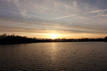 Sonnenaufgang am Tweelbäker See in Oldenburg, Deutschland.