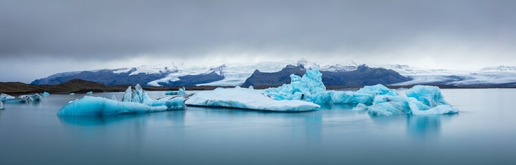 Ultra panorama image of Jökullsarlon, the famous glacial lake with floating icebergs, in south Iceland - obrazy, fototapety, plakaty