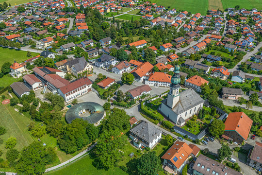 Die Region um den Ort Traunwalchen im Chiemgau von oben