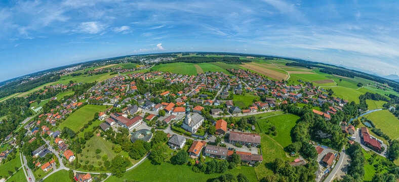 Ausblick auf Traunwalchen. Ortsteil von Traunreut in Oberbayern
