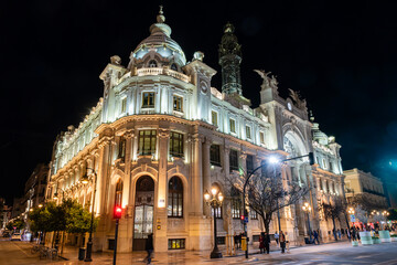 Postgebäude in Valencia Spanien bei Nacht