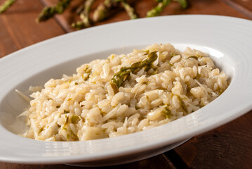 Primo piano di un delizioso risotto con asparagi selvatici e parmigiano, cibo italiano 