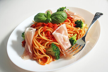 生ハム入りトマトソースのパスタ