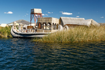 Pływająca wioska ludu Uros na jeziorze Titicaca - obrazy, fototapety, plakaty