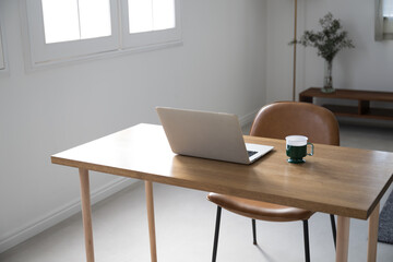 パソコンのある部屋　リモートワークや在宅のイメージ　人無し