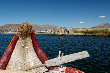 Pływająca wioska ludu Uros na jeziorze Titicaca
