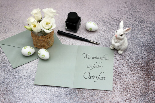 Gru&szlig;karte Frohe Ostern: Osterdekoration auf Schreibtisch mit Osterbrief.