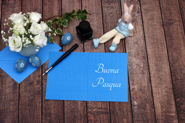 Biglietto d'auguri Buona Pasqua: decorazione pasquale sulla scrivania con lettera pasquale.