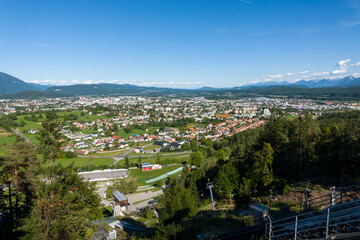 Blick vom Dobratsch auf Villach in Kärnten in Österreich - 764686700