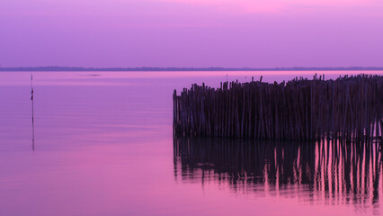 Obraz premium Beautiful evening sky after sunset Don Hoi Lot The colors of the evening sky Don Hoi Lot Samut Songkhram Province, Thailand