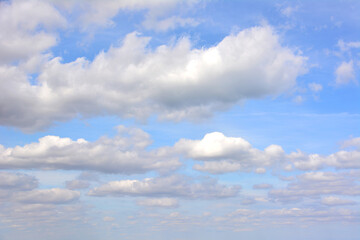 Naklejka premium a sky with white clouds wallpaper banner 