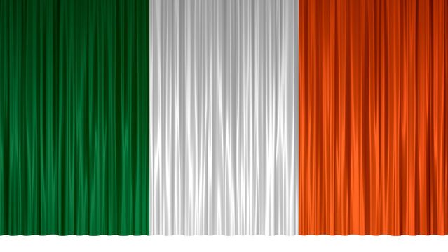 geschlossener Vorhang in den Farben der Flagge Irlands
