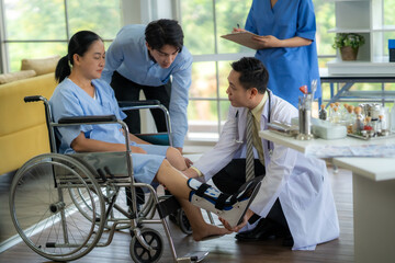 Doctors and nurses physical therapist Check the patient's condition