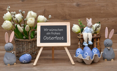 Osterkarte Frohe Ostern. Ein Strauß Blumen mit Ostereiern und Ostergruß auf einer Tafel. - obrazy, fototapety, plakaty
