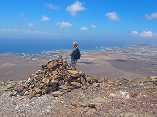 Lanzarote - Frau genießt den Ausblick auf Playa Blanca