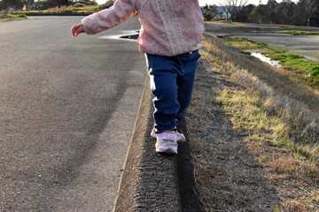 Can this one-way street maintain balance?　一本道、バランス取れるかな？