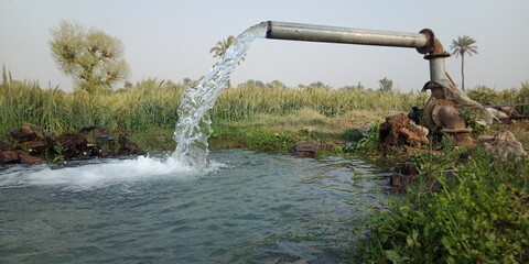 Fototapeta premium water flowing into the water