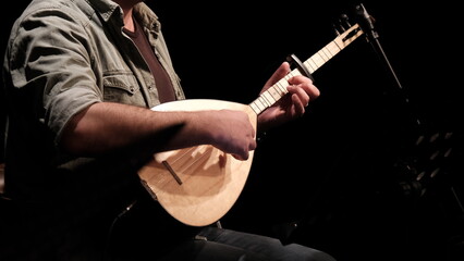 musician playing saz at the concert