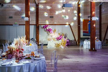 Fototapeta na wymiar Banquet hall decorated with dried flowers and balloons.