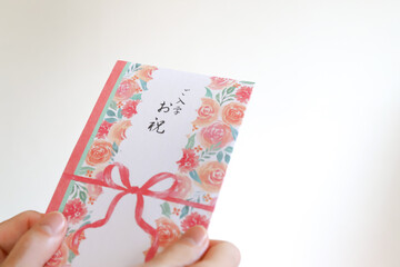 Obraz premium 入学祝いを渡す手元