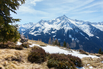 Ruhebank mit Aussicht auf die Alpen