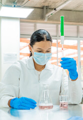 joven mujer científica realizado investigación con pipeta en el laboratorio 