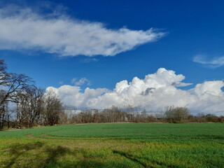 Obraz premium Wolkengebilde über Landschaft