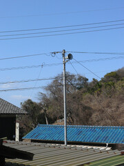 屋根より上に設置された警報用拡声器。
日本の警報システム。