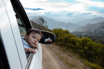  Un Bebé Curioso Observando el Viaje a Través de la Ventana Explorando el Mundo, concepto de viaje, 
turismo, viaje ,estilo de vida saludable - obrazy, fototapety, plakaty