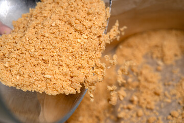 Place bottom of cake made from melted butter and ground cookies to springform. Cooking Salted Caramel Chocolate Cold Cake Series.