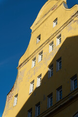 Fassade eines historischen Wohnhauses in der Altstadt der Hansestadt Stralsund in Deutschland, die zum UNESCO Weltkulturerbe zählt - 764920521