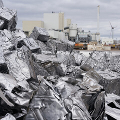 gepresster Metallschrott auf einem Schrottplatz im Hafen von Magdeburg in Deutschland, im Hintergrund eine Fabrik - 764921318