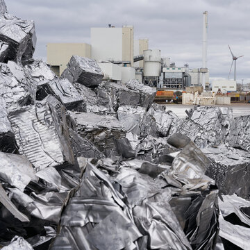 gepresster Metallschrott auf einem Schrottplatz im Hafen von Magdeburg in Deutschland, im Hintergrund eine Fabrik