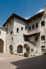Historische Gebäude an der Piazza San Rocco in der Altstadt von Riva del Garda in Italien - 764924158