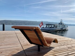 Sitzplatz - Entspannungsliege am See / Holzliege zur Entspannung am Zürichsee in Thalwil, Schiff /...