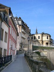 Fototapeta na wymiar Straße am Rande der Altstadt von Luxemburg