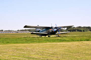 set the speed and take-off of a light aircraft from an unpaved airfield