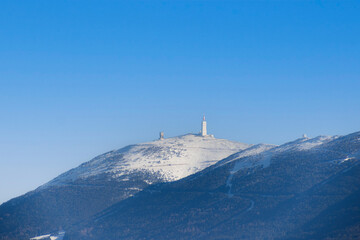 Fototapeta na wymiar vue du mont Ventoux enneigé, sous un ciel bleu