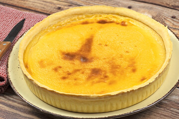 gros plan d'un flan sur une table