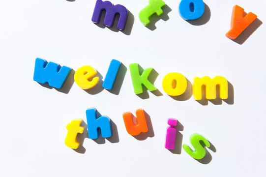 Fridge magnet letters spell "welkom thuis" welcome home in Dutch.
