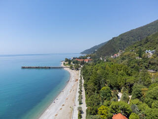 Obraz premium A bird's-eye view of the beach infrastructure in the Caucasus mountains