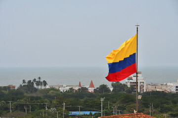 Bandera de Colombia, al fondo el Océano Atlántico.