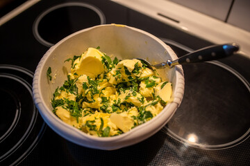 Bärlauch mit Butter vermengen