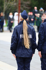 Policjantka polska w szeregu na uroczystości.  - obrazy, fototapety, plakaty