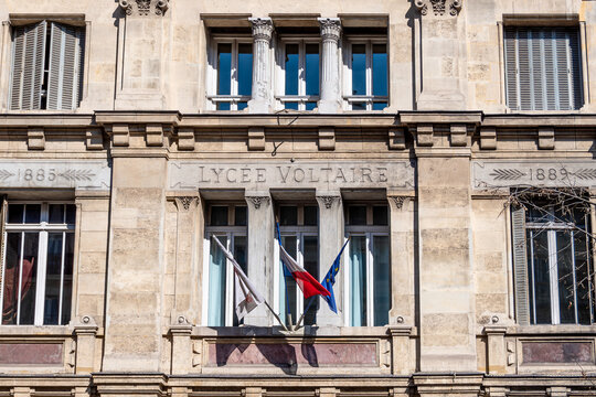 Paris, France - 22 mars 2024: Détail de la façade du Lycée Voltaire, établissement public parisien d'enseignement général et technologique situé dans le 11ème arrondissement de Paris