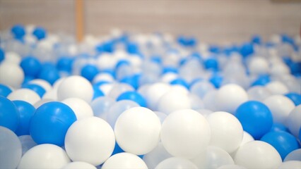 青と白のボールプール