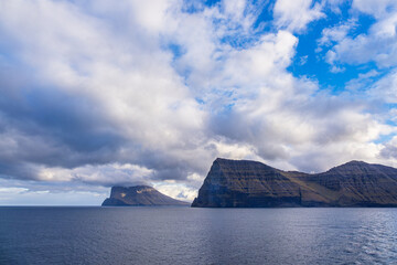 Blick auf die Felsen der Färöer Inseln mit Wolken - 765063193