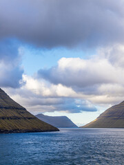 Blick auf die Felsen der Färöer Inseln mit Wolken - 765063331