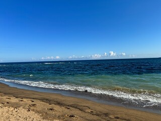 푸른 바다와 하늘이 있는 해변의 모습